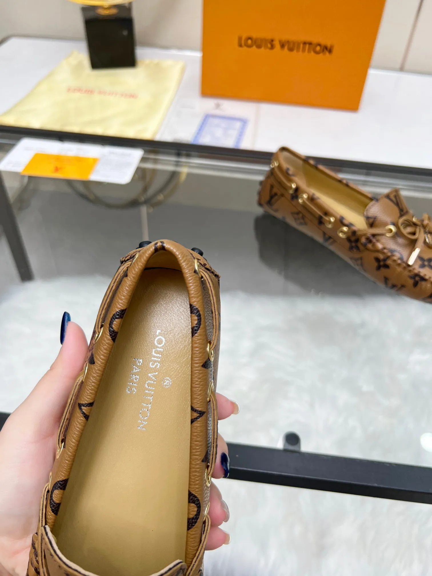 👟👟Ex-factory price 420👟👟 Lvui...Vuitt* on/】...Top purchasing agent, high version, counter 2023 spring, summer and autumn new color beanie shoes, imported fabrics, buckle bows, classic popular shoes. Lining: Sheepskin lining Color: Presbyopia Xingli Women's model: 35-42 standard size.